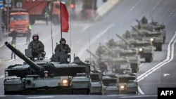 Російські танки Т-90М проїжджають центром Москви під час репетиції параду до Дня перемоги, 3 травня 2025 року