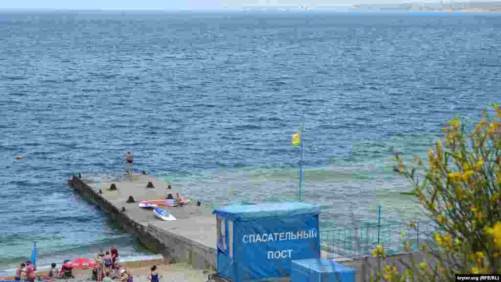 Для защиты от волн на пляже «Толстяк» в советское время были построены несколько защитных дамб