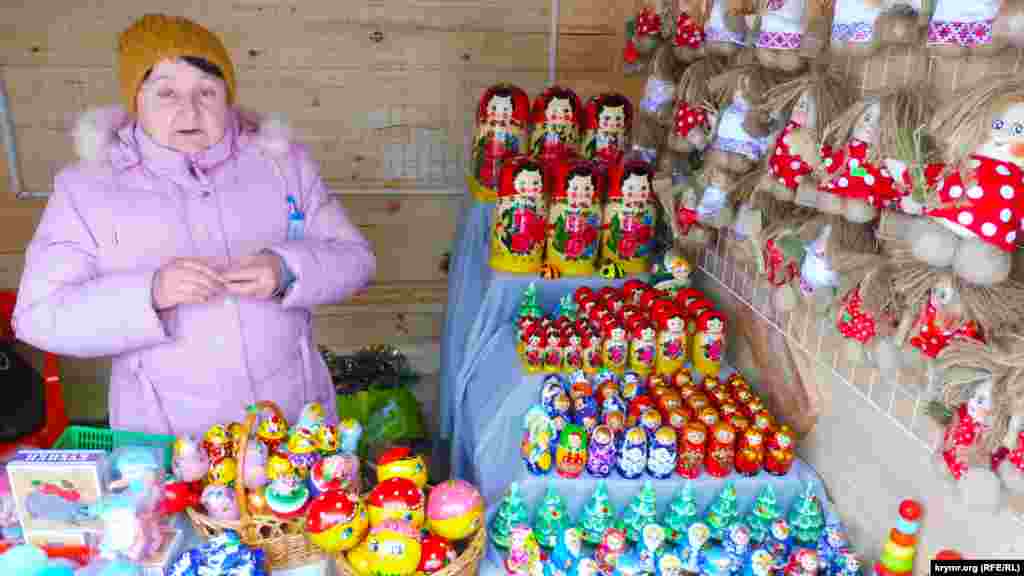 Русские матрешки в ассортименте. Цена колеблется от 250 до 5000 рублей (100 – 2000 грн) за штуку