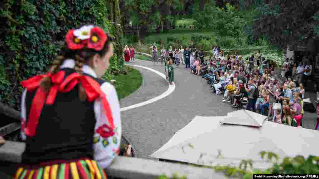 Відмінною рисою показів стало те, що в них брали участь не професійні моделі, а жінки, що були відібрані під час конкурсу в інтернеті. Основним критерієм відбору було питання «Що для тебе Батьківщина?» та «Що зробила для України ти та твій рід?»