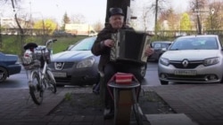 Новгородский пенсионер играет на баяне ради мечты Новгородский пенсионер играет на баяне ради мечты