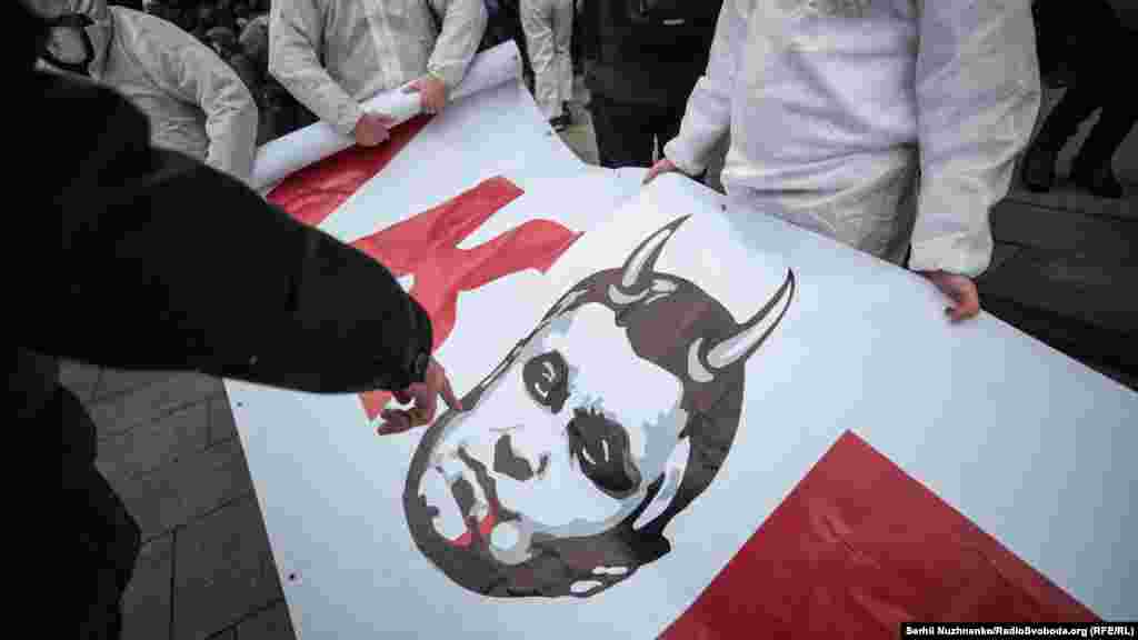 Учасники зібралися біля будівлі Офісу президента з гаслами «Аваков – чорт» і «Геть Аваковірус»