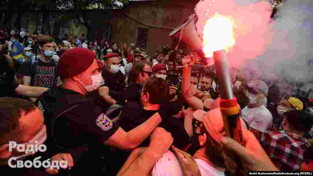 На фото – момент затримання організатора акції підтримки Стерненка, активіста Віталія Виговського   